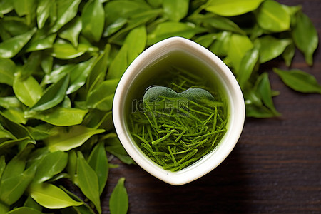 一杯中国绿茶叶上的茶 绿茶的艺术与生活